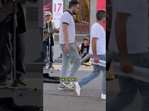 Бездомный шокировал уличного музыканта игрой на гитаре