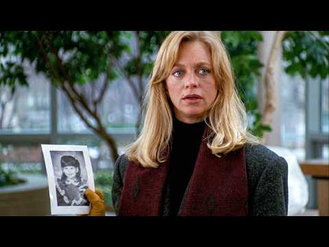 Женщина находит фото своей дочери в доме незнакомки и узнает, что ее мужа официально не существует